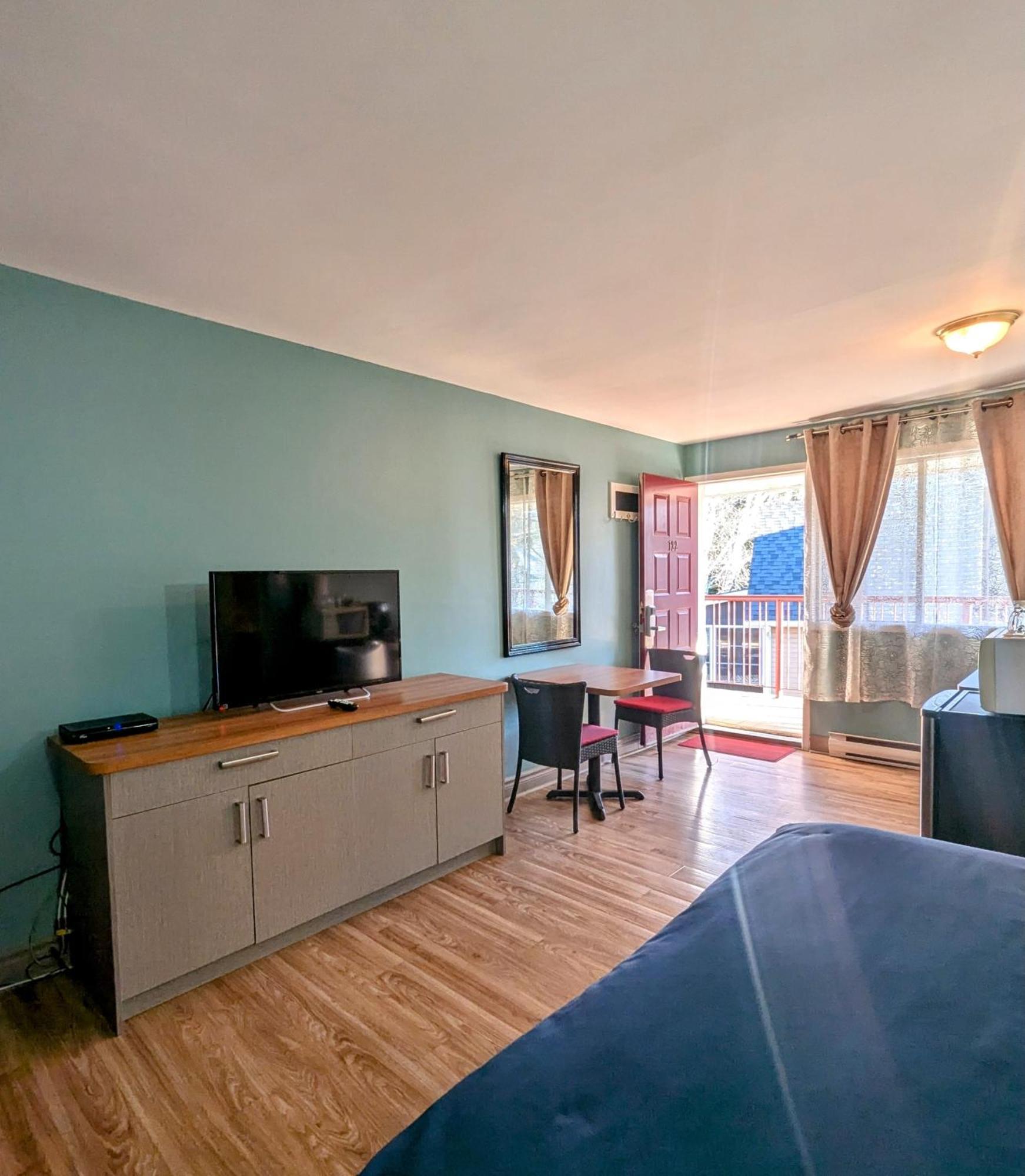 Motel Des Pentes Et Suites Saint-Sauveur Ngoại thất bức ảnh