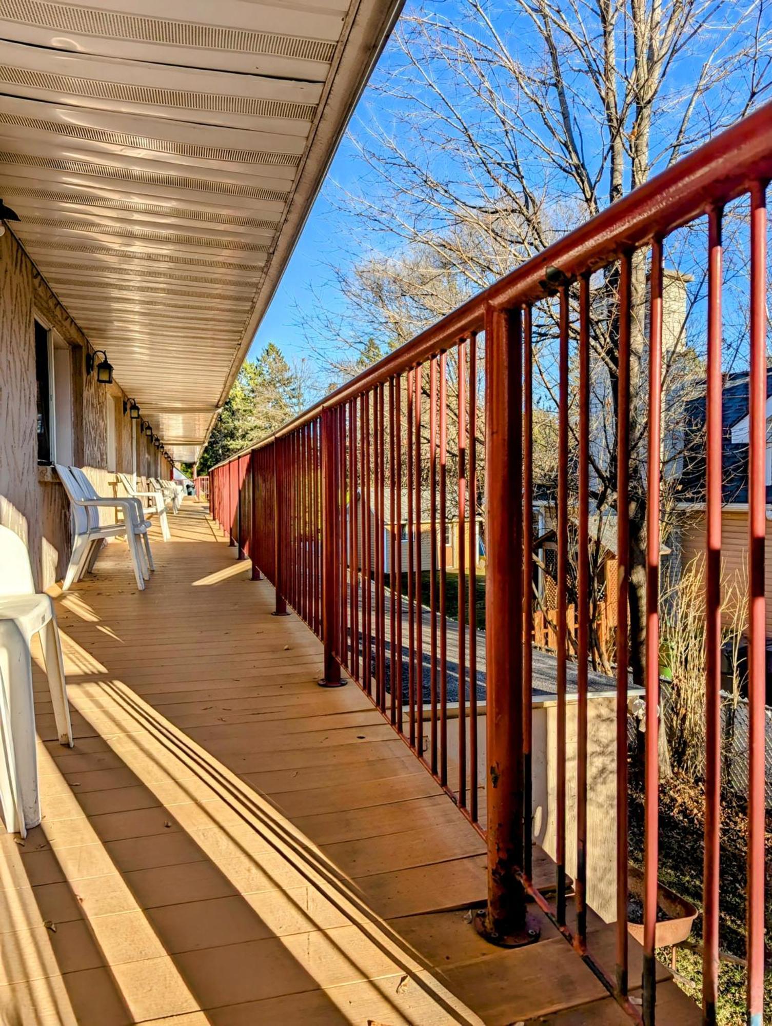 Motel Des Pentes Et Suites Saint-Sauveur Ngoại thất bức ảnh