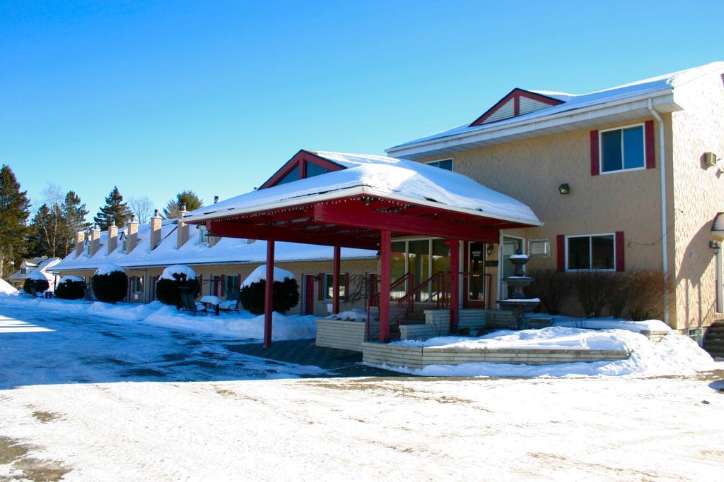 Motel Des Pentes Et Suites Saint-Sauveur Phòng bức ảnh