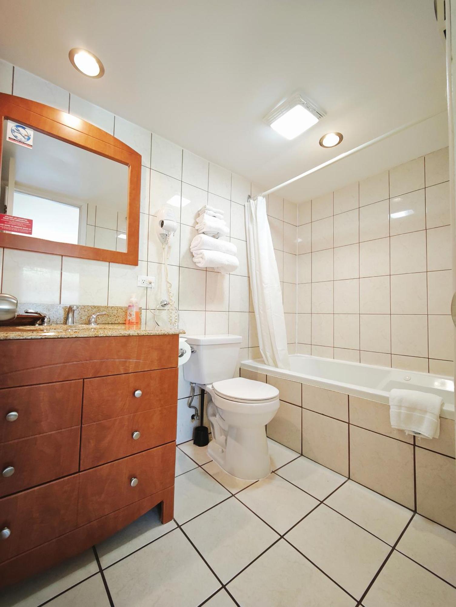 Motel Des Pentes Et Suites Saint-Sauveur Ngoại thất bức ảnh