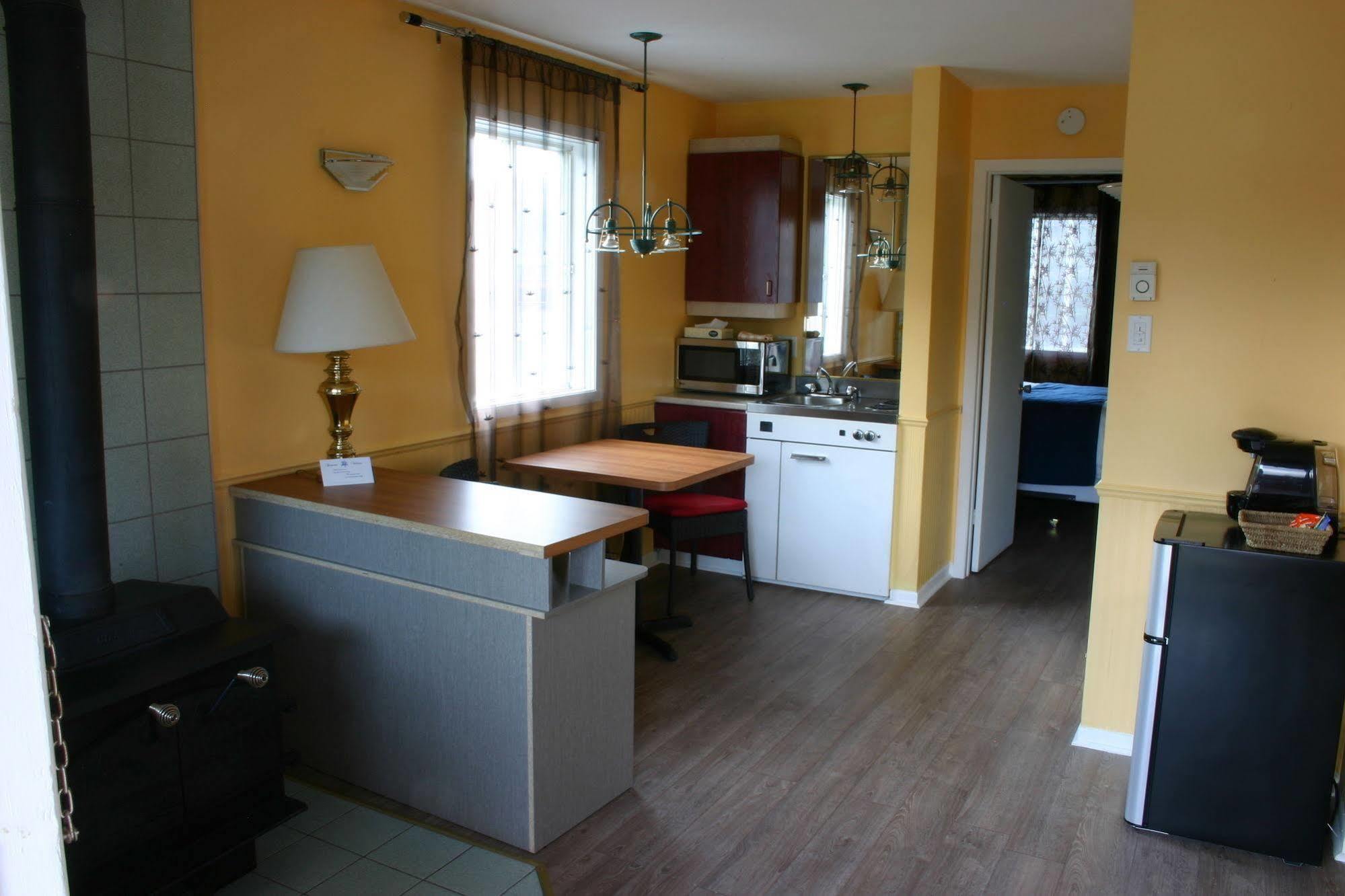 Motel Des Pentes Et Suites Saint-Sauveur Ngoại thất bức ảnh